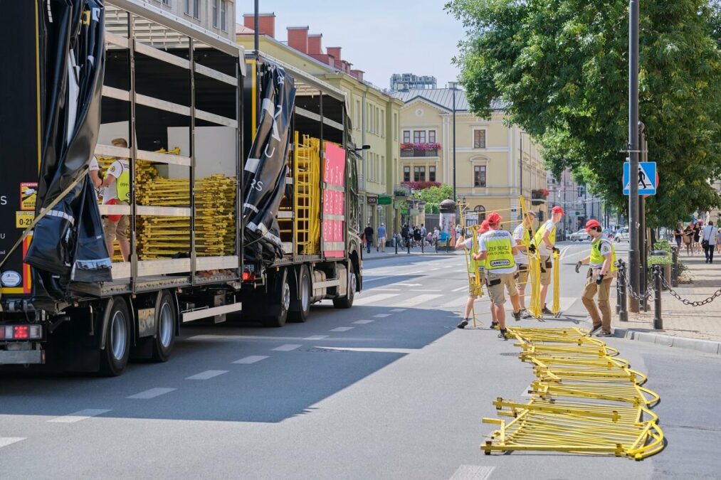 Meta pierwszego etapu Tour de Pologne w centrum Lublina. Ostatni podjazd wyłoni zwycięzcę 1 Ustawianie barierek wzdłuż mety pierwszego etapu Tour de Pologne