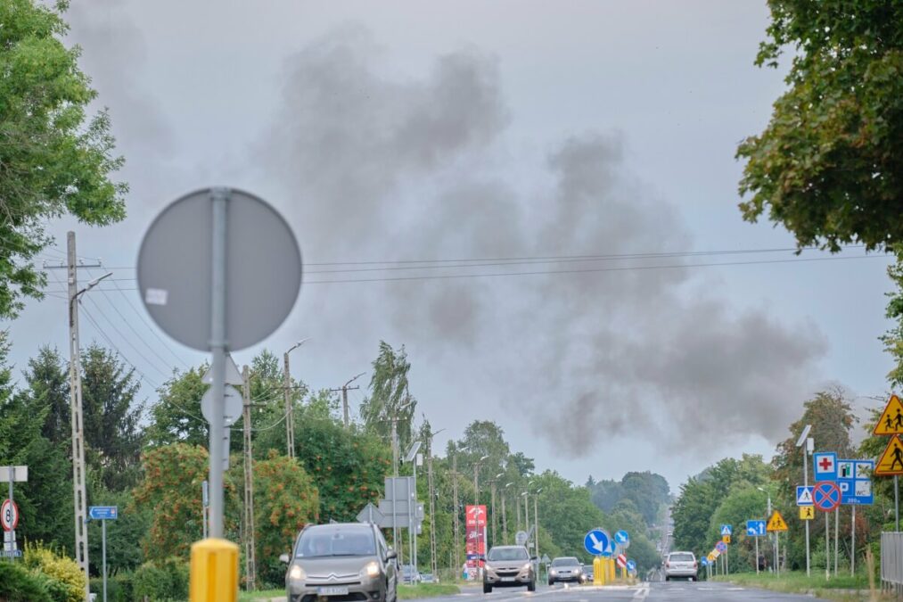 Ogromny pożar hali magazynowej z lakierami i farbami koło Lublina. Na miejscu 25 zastępów straży pożarnej 1 Pożar hali magazynowej w Piotrawinie, gmina Jastków