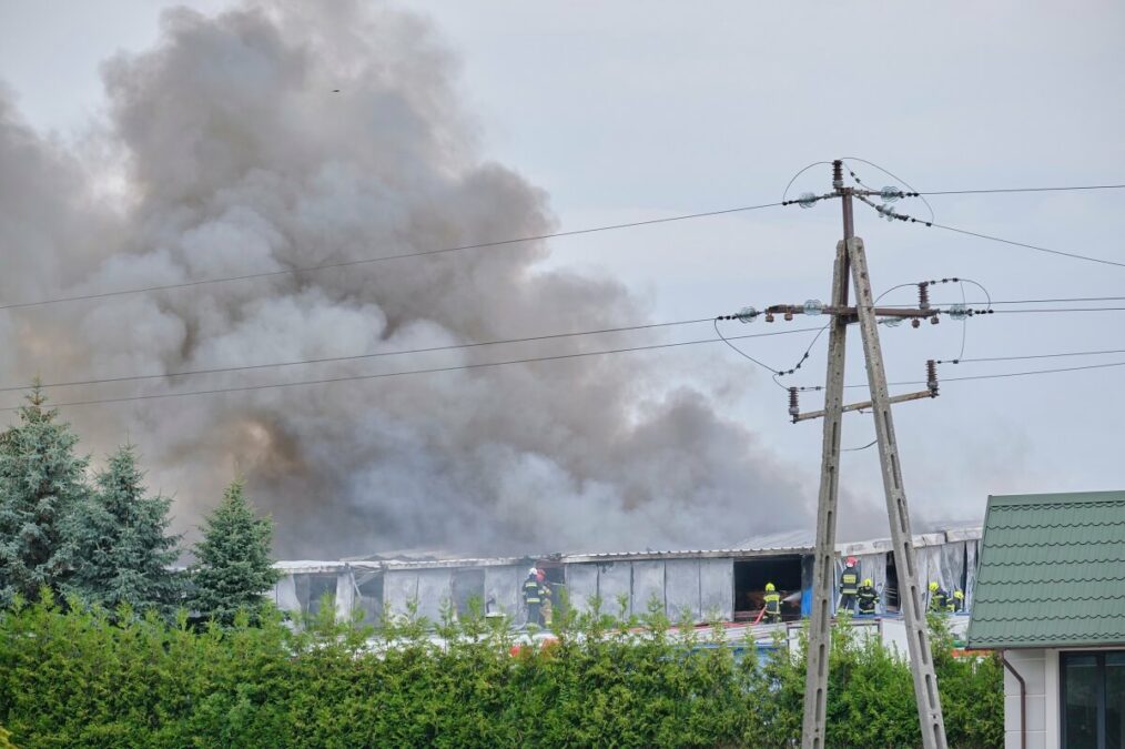 Ogromny pożar hali magazynowej z lakierami i farbami koło Lublina. Na miejscu 25 zastępów straży pożarnej 3 Pożar hali magazynowej w Piotrawinie, gmina Jastków