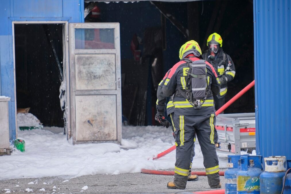 Ogromny pożar hali magazynowej z lakierami i farbami koło Lublina. Na miejscu 25 zastępów straży pożarnej 4 Pożar hali magazynowej w Piotrawinie, gmina Jastków