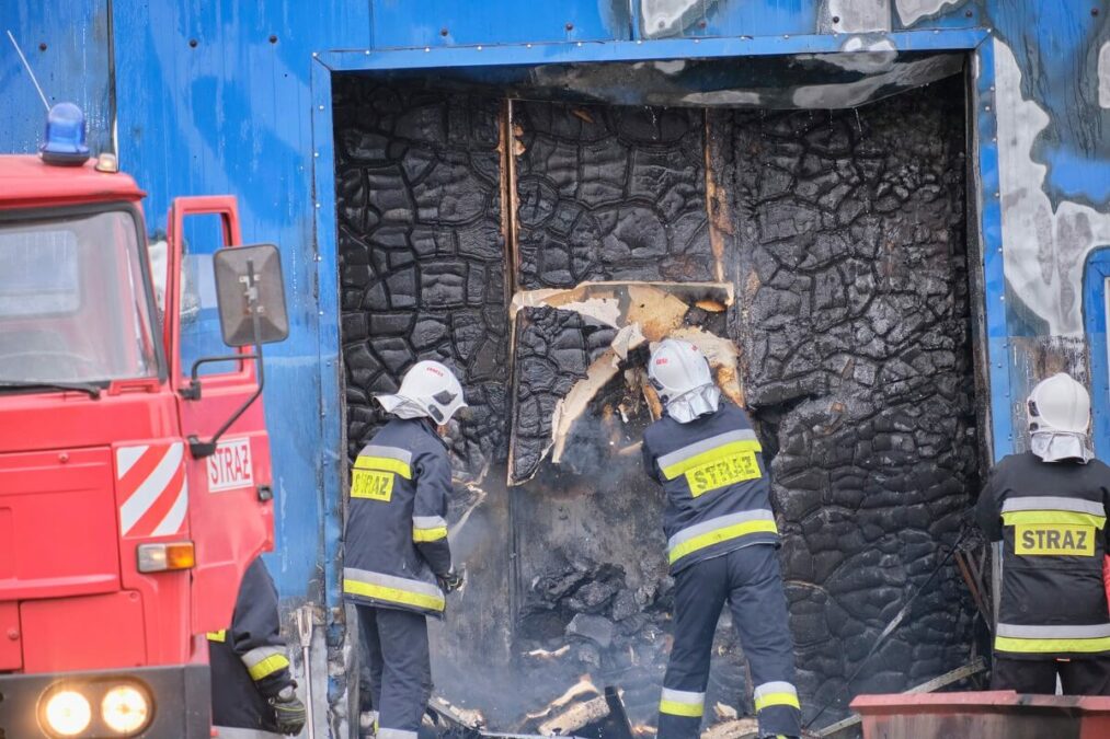 Ogromny pożar hali magazynowej z lakierami i farbami koło Lublina. Na miejscu 25 zastępów straży pożarnej 5 Pożar hali magazynowej w Piotrawinie, gmina Jastków