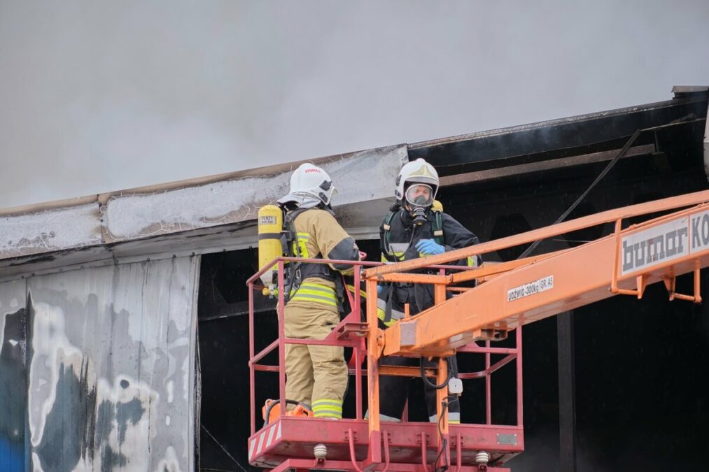 Ogromny pożar hali magazynowej z lakierami i farbami koło Lublina. Na miejscu 25 zastępów straży pożarnej 6 Pożar hali magazynowej w Piotrawinie, gmina Jastków