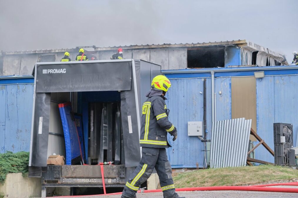 Ogromny pożar hali magazynowej z lakierami i farbami koło Lublina. Na miejscu 25 zastępów straży pożarnej 8 Pożar hali magazynowej w Piotrawinie, gmina Jastków
