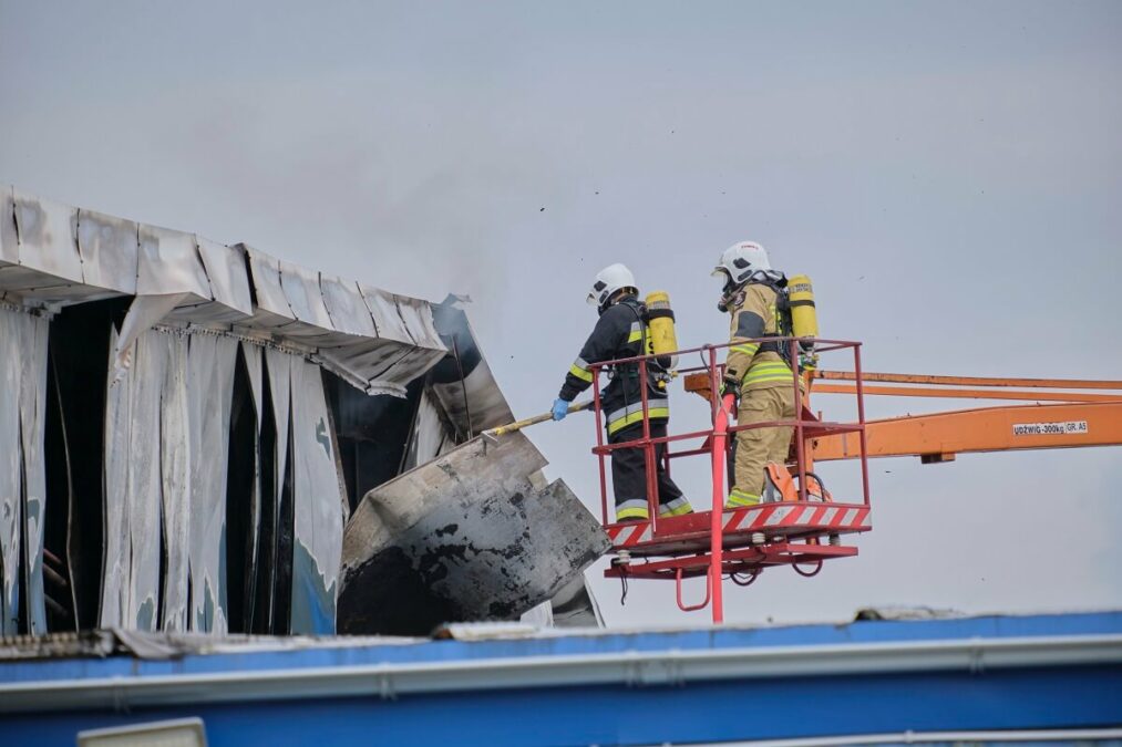 Ogromny pożar hali magazynowej z lakierami i farbami koło Lublina. Na miejscu 25 zastępów straży pożarnej 7 Pożar hali magazynowej w Piotrawinie, gmina Jastków