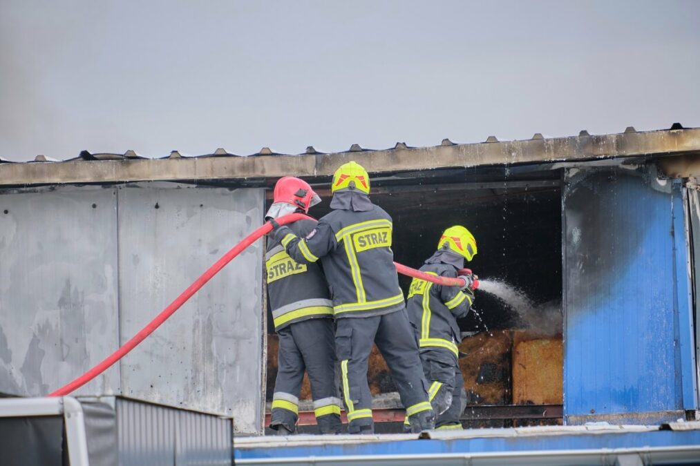 Ogromny pożar hali magazynowej z lakierami i farbami koło Lublina. Na miejscu 25 zastępów straży pożarnej 10 Pożar hali magazynowej w Piotrawinie, gmina Jastków