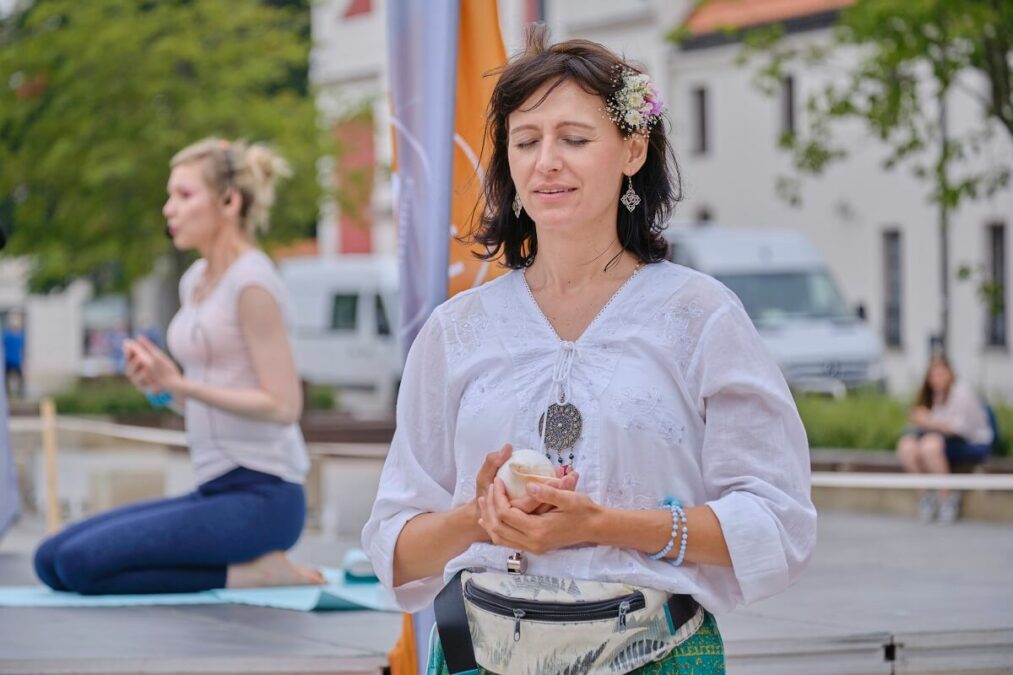 Próbowali pobić rekord na największą lekcję jogi w Polsce. Na placu Litewskim ćwiczyło 199 osób 17 największa lekcja jogi lublin
