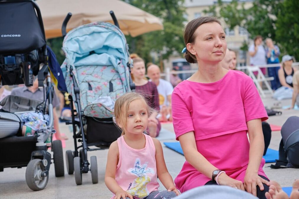 Próbowali pobić rekord na największą lekcję jogi w Polsce. Na placu Litewskim ćwiczyło 199 osób 31 największa lekcja jogi lublin