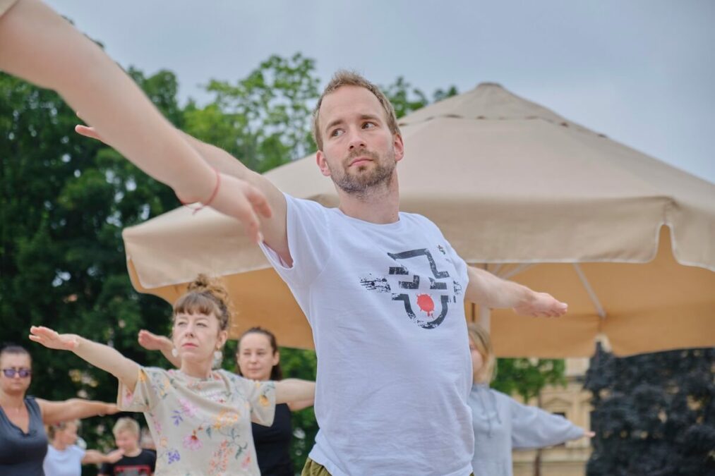 Próbowali pobić rekord na największą lekcję jogi w Polsce. Na placu Litewskim ćwiczyło 199 osób 50 największa lekcja jogi lublin