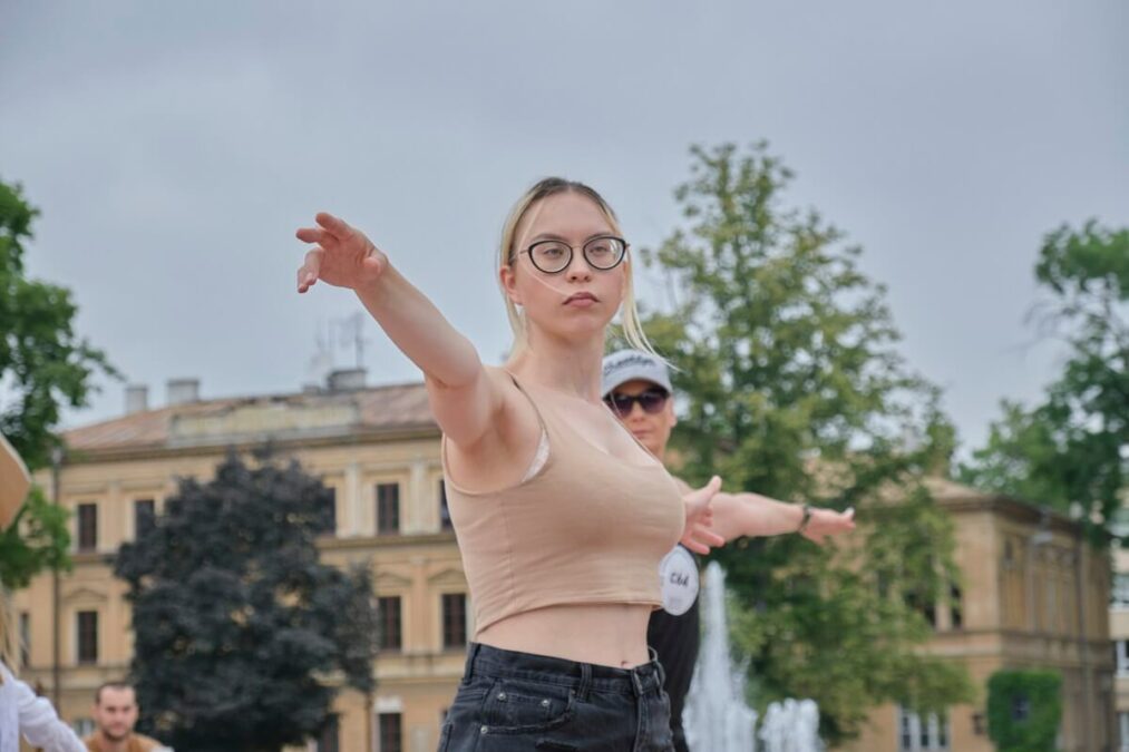 Próbowali pobić rekord na największą lekcję jogi w Polsce. Na placu Litewskim ćwiczyło 199 osób 51 największa lekcja jogi lublin