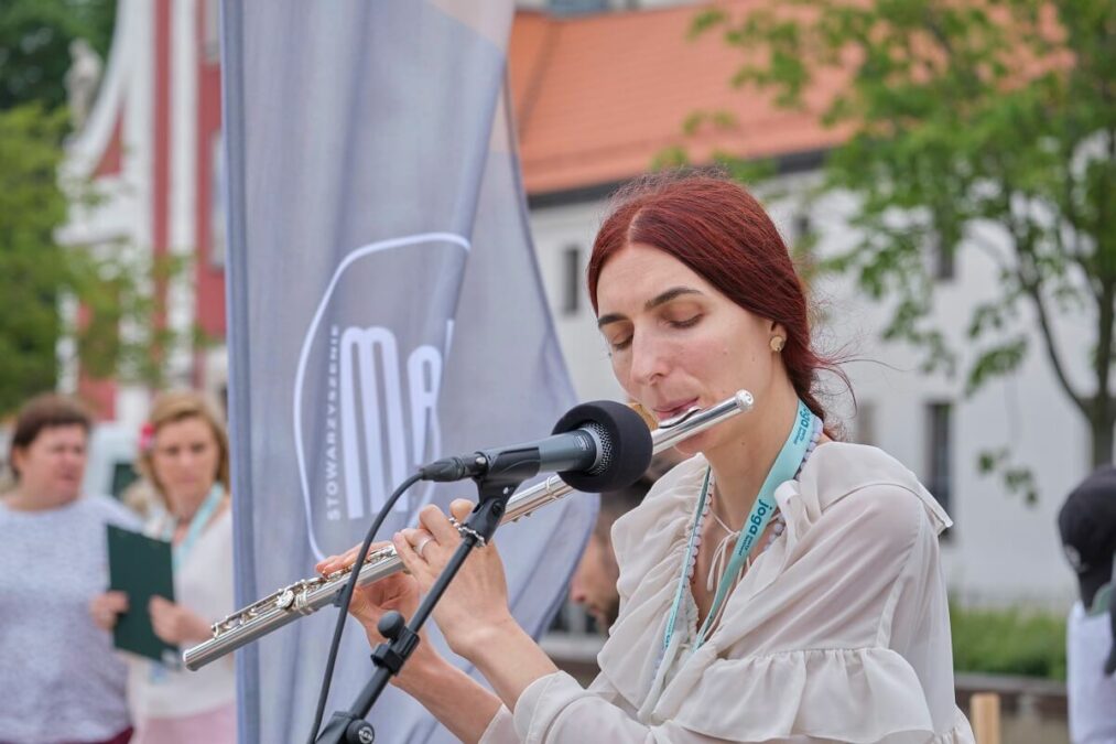 Próbowali pobić rekord na największą lekcję jogi w Polsce. Na placu Litewskim ćwiczyło 199 osób 71 największa lekcja jogi lublin