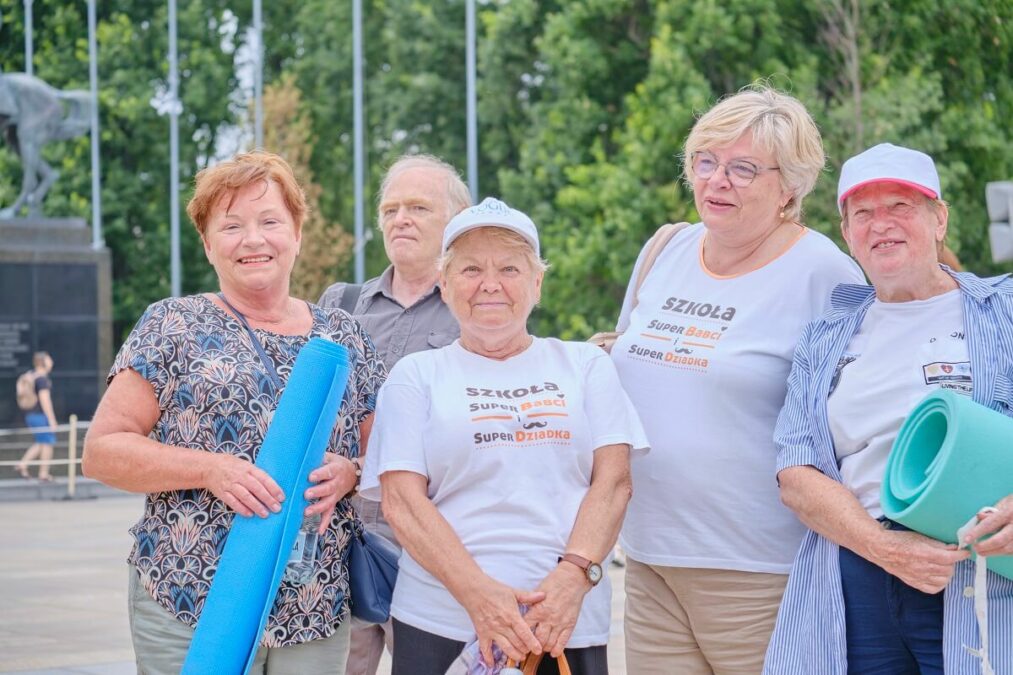 Próbowali pobić rekord na największą lekcję jogi w Polsce. Na placu Litewskim ćwiczyło 199 osób 75 największa lekcja jogi lublin