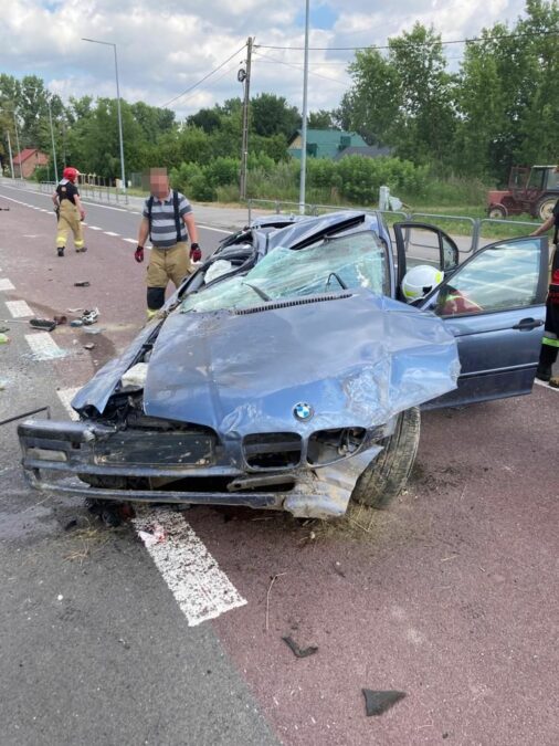 Podczas wyprzedzania stracił panowanie nad autem, BMW dachowało. Pijany kierowca, pijany pasażer 1 Dachowanie BMW w Piotrkowej Drugim