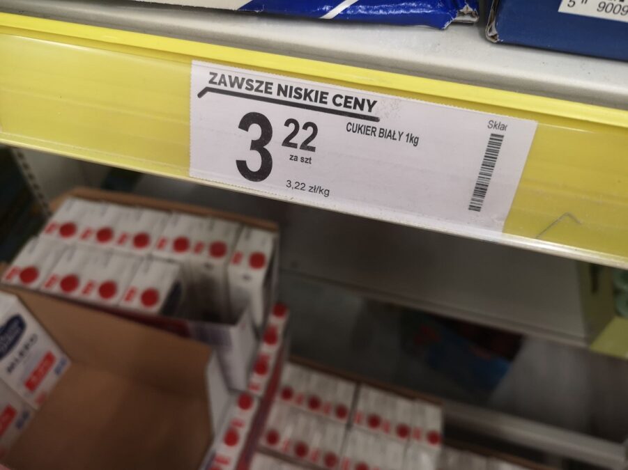 Problemy z cukrem — braki w sklepach. Biedronka wprowadziła limit na cukier - 10 kg na paragon 2 Mleko w miejscu cukru w Biedronce
