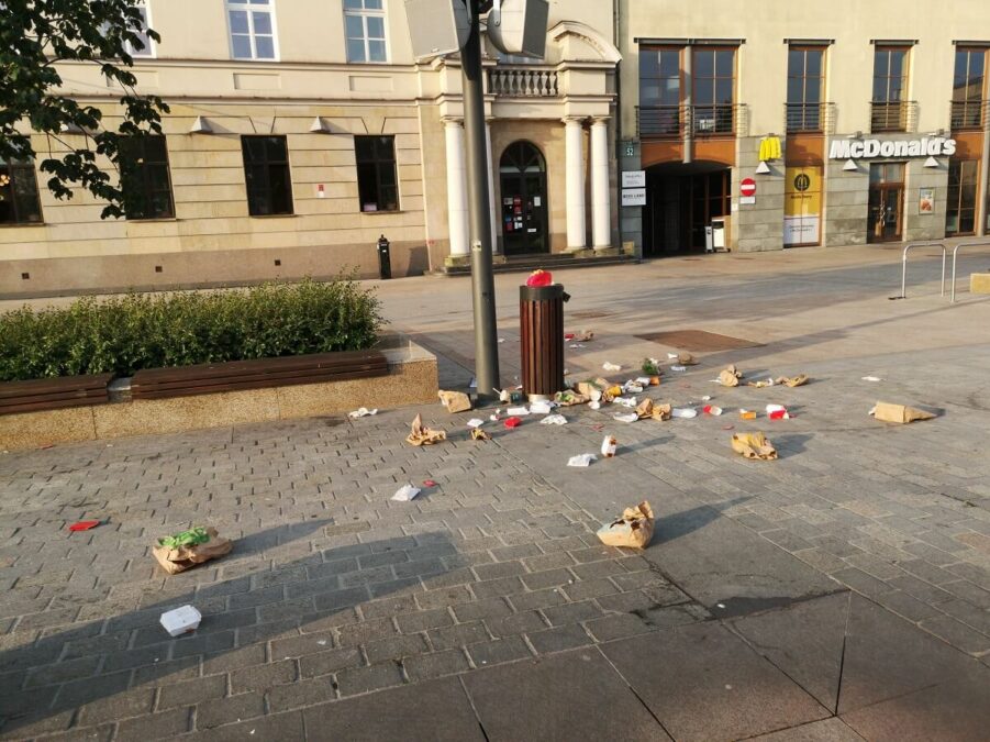 Kipiące śmietniki na placu Litewskim. Ratusz zleca dodatkowe opróżnianie koszy w ciągu tygodnia 1 Porozrzucane śmieci przy koszu na placu Litewskim