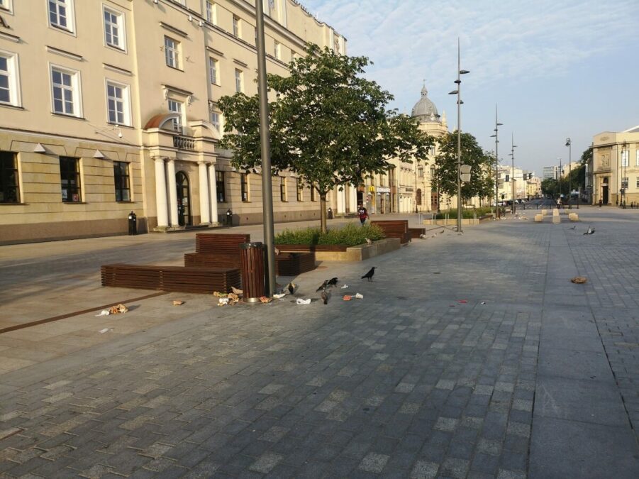 Kipiące śmietniki na placu Litewskim. Ratusz zleca dodatkowe opróżnianie koszy w ciągu tygodnia 2 Porozrzucane śmieci przy koszu na placu Litewskim