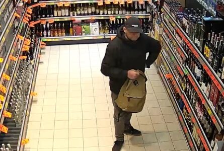 Ukradł z Biedronki alkohol i artykuły spożywcze. Policja publikuje wizerunek złodzieja 1 Ukradł alkohol w Biedronce