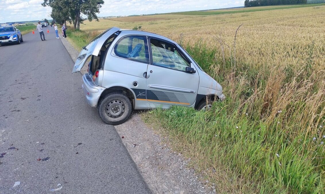Na prostym odcinku drogi zjechał do rowu. Starszy kierowca trafił do szpitala 1 Kierowca na prostym odcinku zjechał z drogi, wjechał do rowu