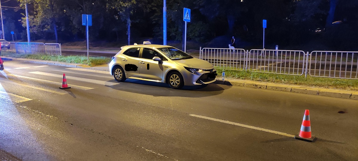 Nie zauważył mężczyzny na przejściu, doszło do potrącenia. Pieszy z obrażeniami głowy trafił do szpitala 3 Potrącenie mężczyzny na przejściu dla pieszych na al. Andersa
