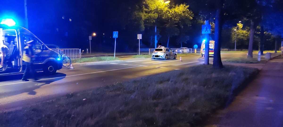 Nie zauważył mężczyzny na przejściu, doszło do potrącenia. Pieszy z obrażeniami głowy trafił do szpitala 2 Potrącenie mężczyzny na przejściu dla pieszych na al. Andersa