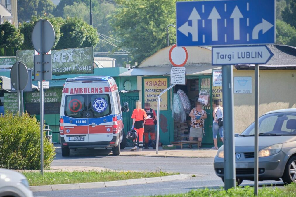 Pijany mężczyzna rozbił głowę o chodnik. Potrzebna była pomoc medyczna 1 Pijany mężczyzna rozbił głowę o chodnik na ul. Cerkiewnej