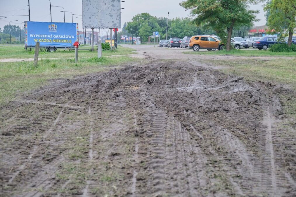 Błonia pod Zamkiem rozjeżdżone po wojskowym pikniku 2 Błonia pod Zamkiem po pikniku wojskowym