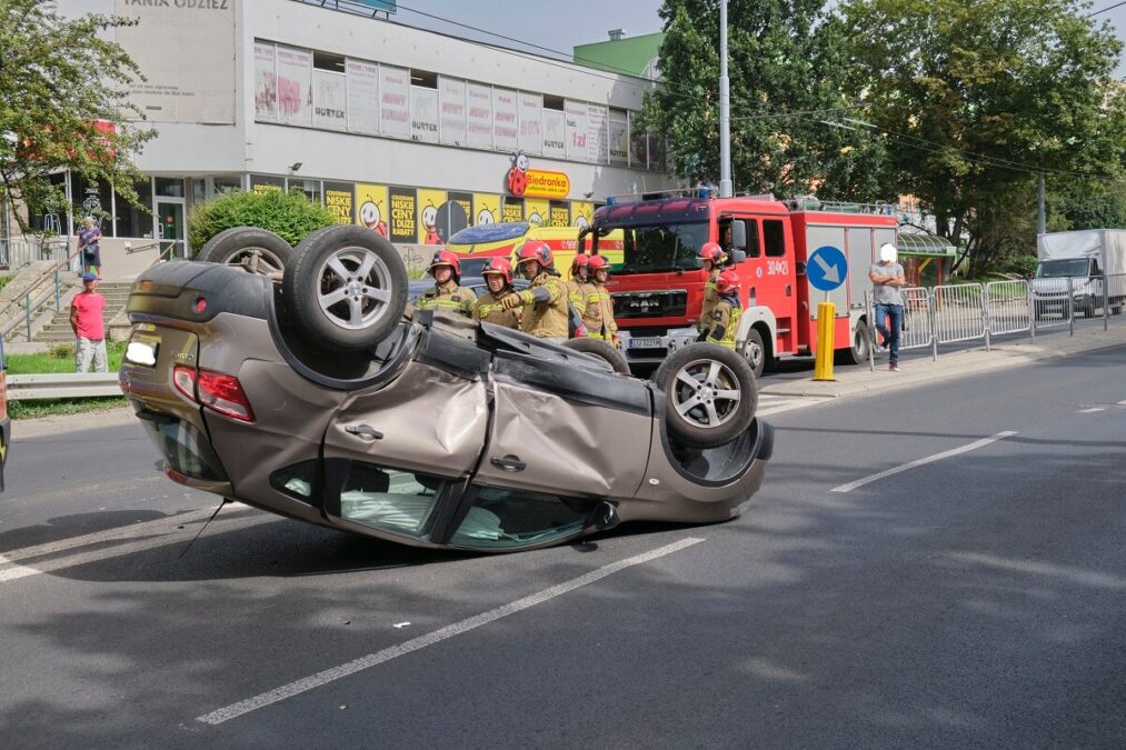 Zawracał samochodem tam, gdzie nie powinien. Po chwili nissan był już na dachu 4 Dachowanie nissana na ul. Lwowskiej w Lublinie