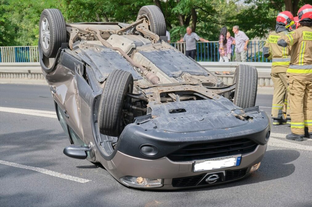 Zawracał samochodem tam, gdzie nie powinien. Po chwili nissan był już na dachu 3 Dachowanie nissana na ul. Lwowskiej w Lublinie
