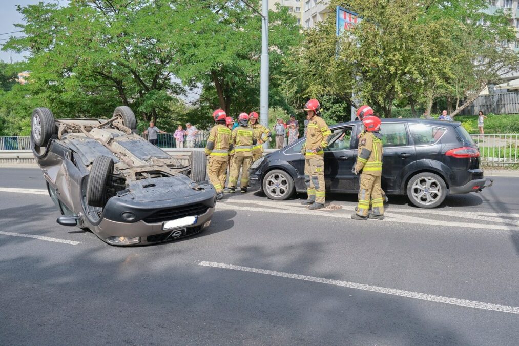 Zawracał samochodem tam, gdzie nie powinien. Po chwili nissan był już na dachu 2 Dachowanie nissana na ul. Lwowskiej w Lublinie