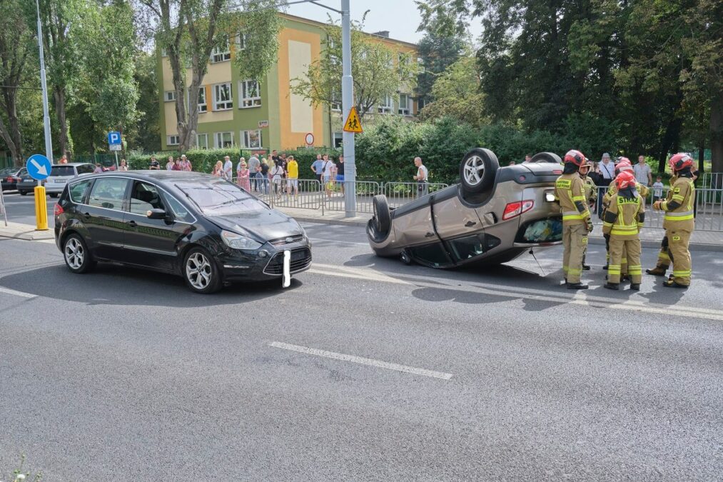 Zawracał samochodem tam, gdzie nie powinien. Po chwili nissan był już na dachu 1 Dachowanie nissana na ul. Lwowskiej w Lublinie