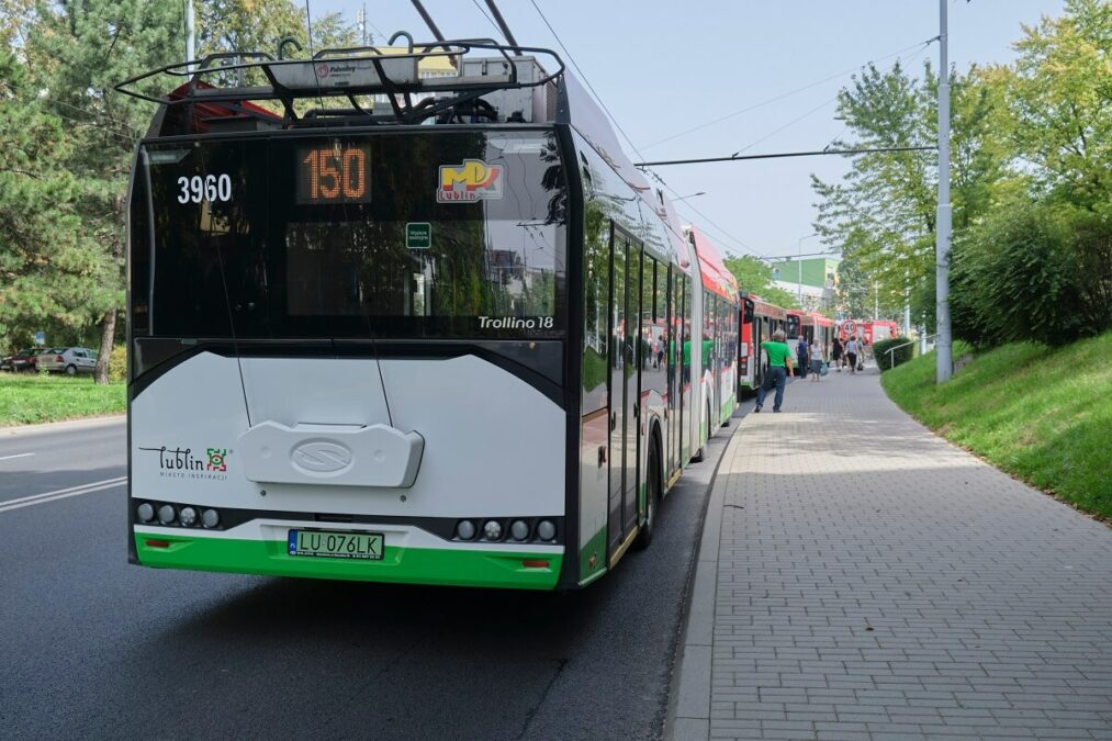 Zawracał samochodem tam, gdzie nie powinien. Po chwili nissan był już na dachu 5 Pojazdy komunikacji miejskiej stojące w korku na ul. Lwowskiej