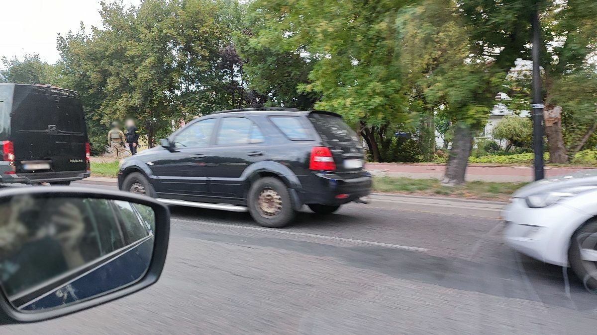 Poranna akcja z udziałem policyjnych kontrterrorystów na al. Andersa. Zatrzymano trzy osoby 1 Poranne zatrzymanie przez policyjnych kontrterrorystów na al. Andersa