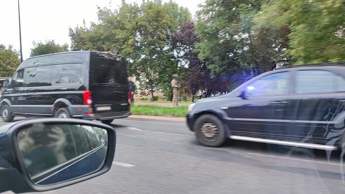Poranna akcja z udziałem policyjnych kontrterrorystów na al. Andersa. Zatrzymano trzy osoby 2 Poranne zatrzymanie przez policyjnych kontrterrorystów na al. Andersa
