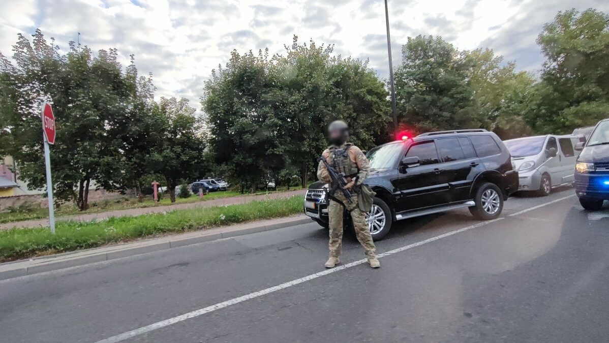 Poranna akcja z udziałem policyjnych kontrterrorystów na al. Andersa. Zatrzymano trzy osoby 3 Poranne zatrzymanie przez policyjnych kontrterrorystów na al. Andersa