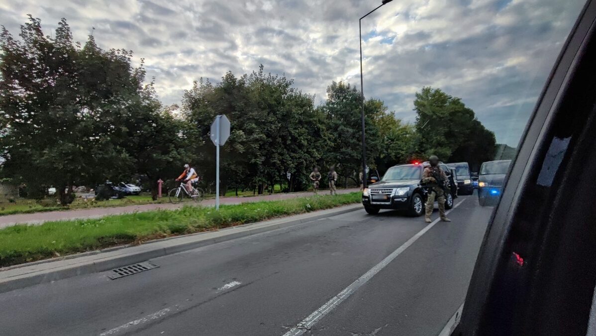 Poranna akcja z udziałem policyjnych kontrterrorystów na al. Andersa. Zatrzymano trzy osoby 4 Poranne zatrzymanie przez policyjnych kontrterrorystów na al. Andersa
