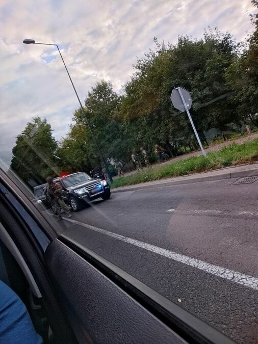 Poranna akcja z udziałem policyjnych kontrterrorystów na al. Andersa. Zatrzymano trzy osoby 5 Poranne zatrzymanie przez policyjnych kontrterrorystów na al. Andersa