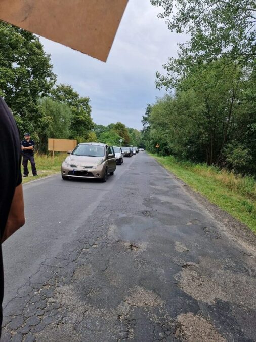 Mieszkańcy Nowej Jedlanki wyszli na drogę w geście protestu. Domagają się remontu jezdni i budowy chodnika 1 Protest mieszkańców Nowej Jedlanki
