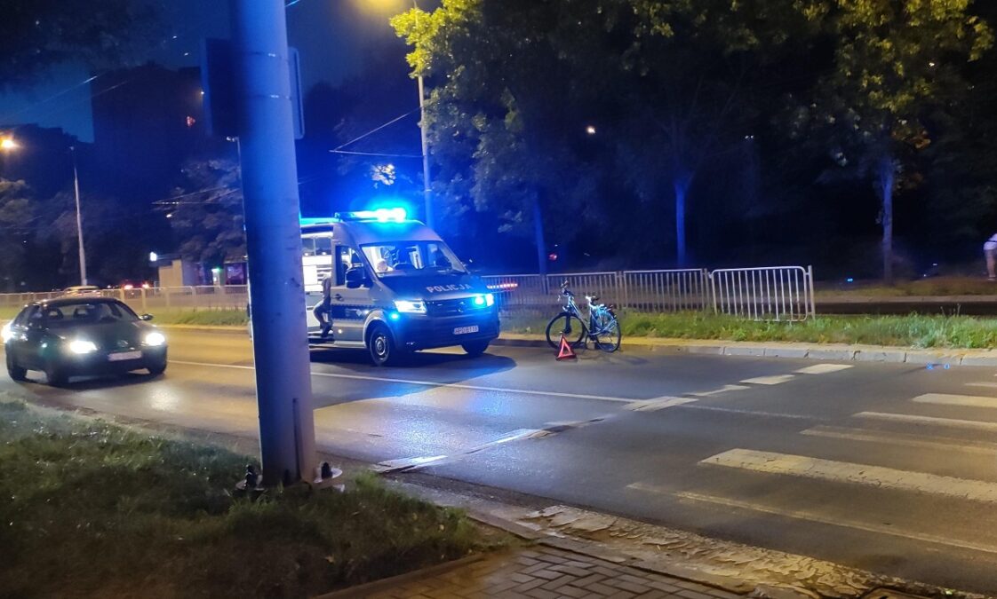 Nie zauważył mężczyzny na przejściu, doszło do potrącenia. Pieszy z obrażeniami głowy trafił do szpitala 1 Potrącenie mężczyzny na przejściu dla pieszych na al. Andersa