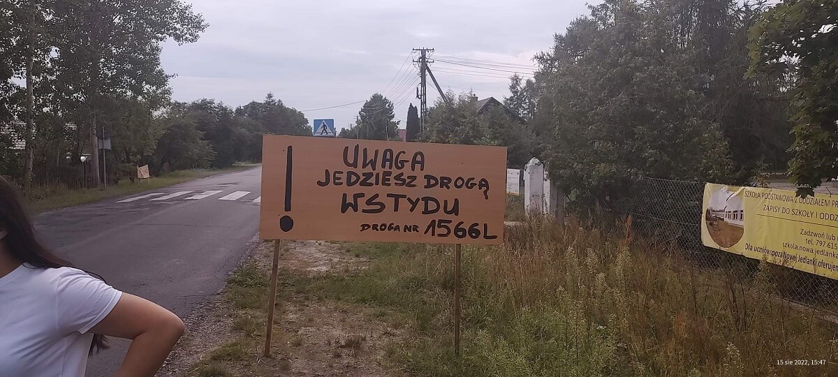 Mieszkańcy Nowej Jedlanki wyszli na drogę w geście protestu. Domagają się remontu jezdni i budowy chodnika 2 Protest mieszkańców Nowej Jedlanki