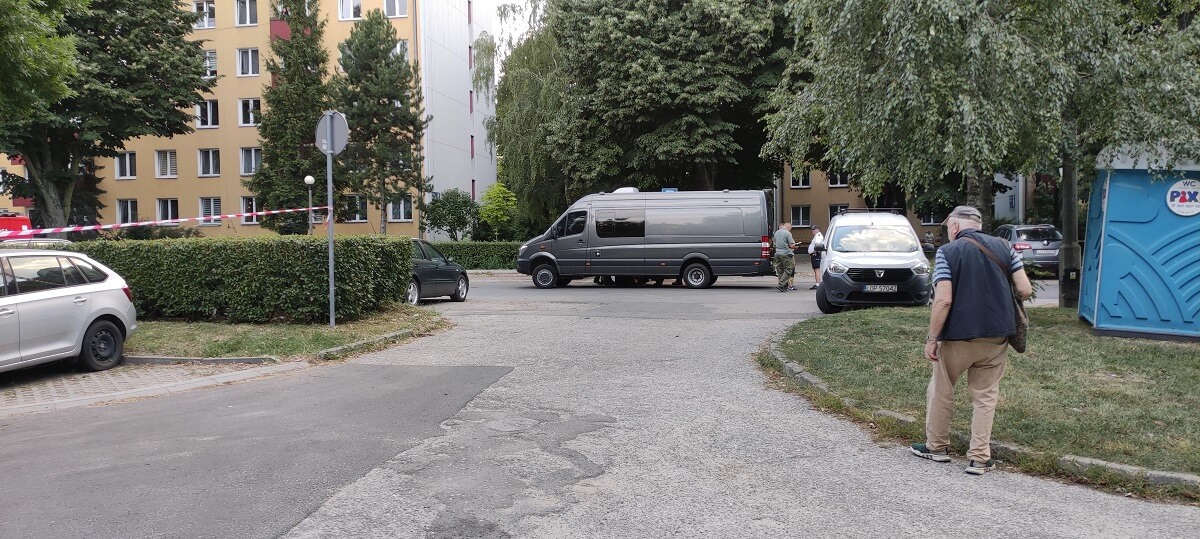 Pojemniki z rtęcią w samochodzie na osiedlowym parkingu. Kilkugodzinna akcja strażaków i policji 2 Pojemniki z rtęcią w bagażniku Jeepa na parkingu osiedlowym przy ul. Niepodległości