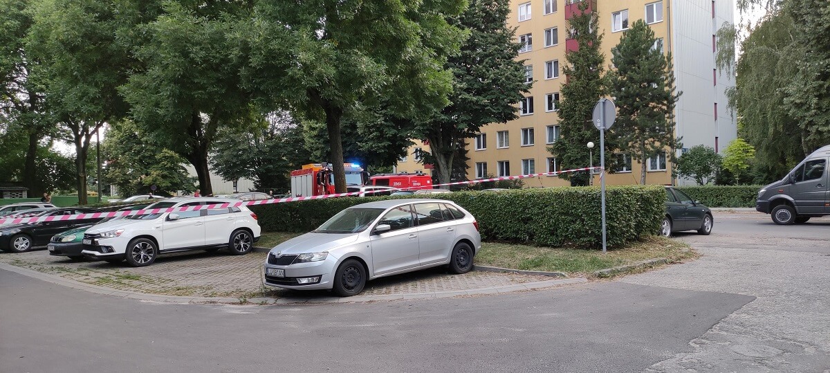 Pojemniki z rtęcią w samochodzie na osiedlowym parkingu. Kilkugodzinna akcja strażaków i policji 1 Pojemniki z rtęcią w bagażniku Jeepa na parkingu osiedlowym przy ul. Niepodległości