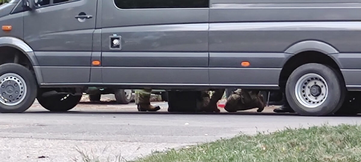Pojemniki z rtęcią w samochodzie na osiedlowym parkingu. Kilkugodzinna akcja strażaków i policji 4 Pojemniki z rtęcią w bagażniku Jeepa na parkingu osiedlowym przy ul. Niepodległości