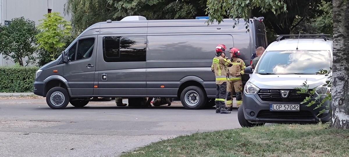 Pojemniki z rtęcią w samochodzie na osiedlowym parkingu. Kilkugodzinna akcja strażaków i policji 3 Pojemniki z rtęcią w bagażniku Jeepa na parkingu osiedlowym przy ul. Niepodległości