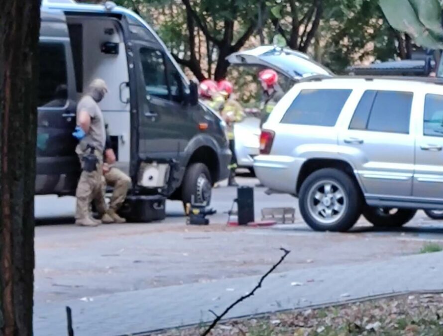Pojemniki z rtęcią w samochodzie na osiedlowym parkingu. Kilkugodzinna akcja strażaków i policji 5 Pojemniki z rtęcią w bagażniku Jeepa na parkingu osiedlowym przy ul. Niepodległości