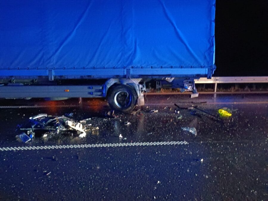 Makabryczny wypadek na drodze ekspresowej S19. Land Rover roztrzaskał się o ciężarówkę 2 Roztrzaskany Land Rover na drodze ekspresowej S19