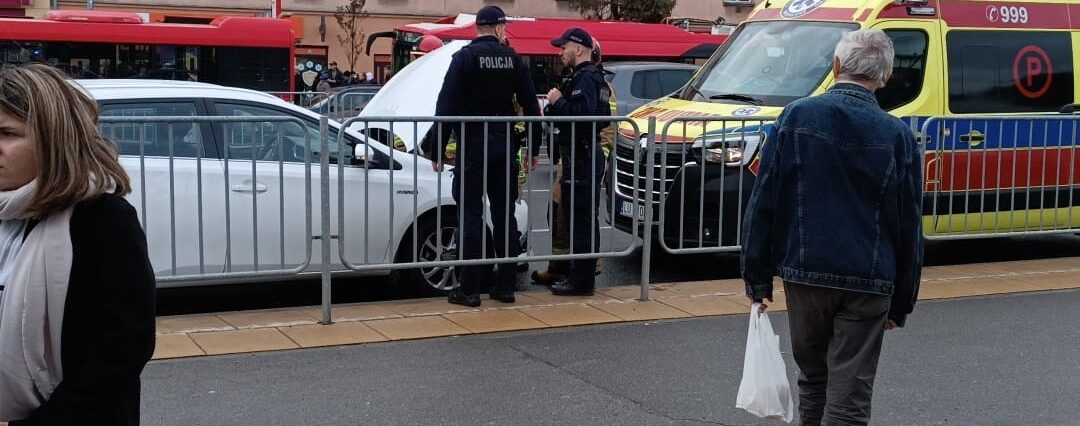Nagłe hamowanie przed przejściem dla pieszych. Ciężarówka wjechała w tył toyoty 1 Ciężarówka uderzyła w tył toyoty na al. Tysiąclecia