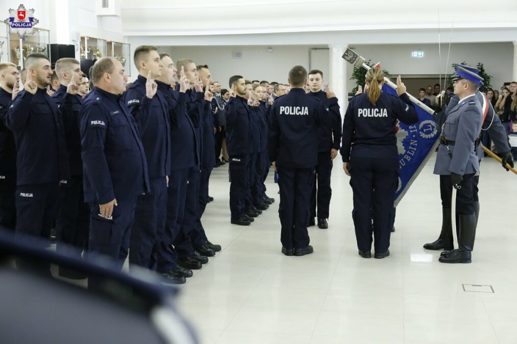 Nowi funkcjonariusze wstąpili w szeregi lubelskiej policji. Uroczyste ślubowanie złożyło 30 młodych adeptów 2 Ślubowanie nowych policjantów w Lublinie