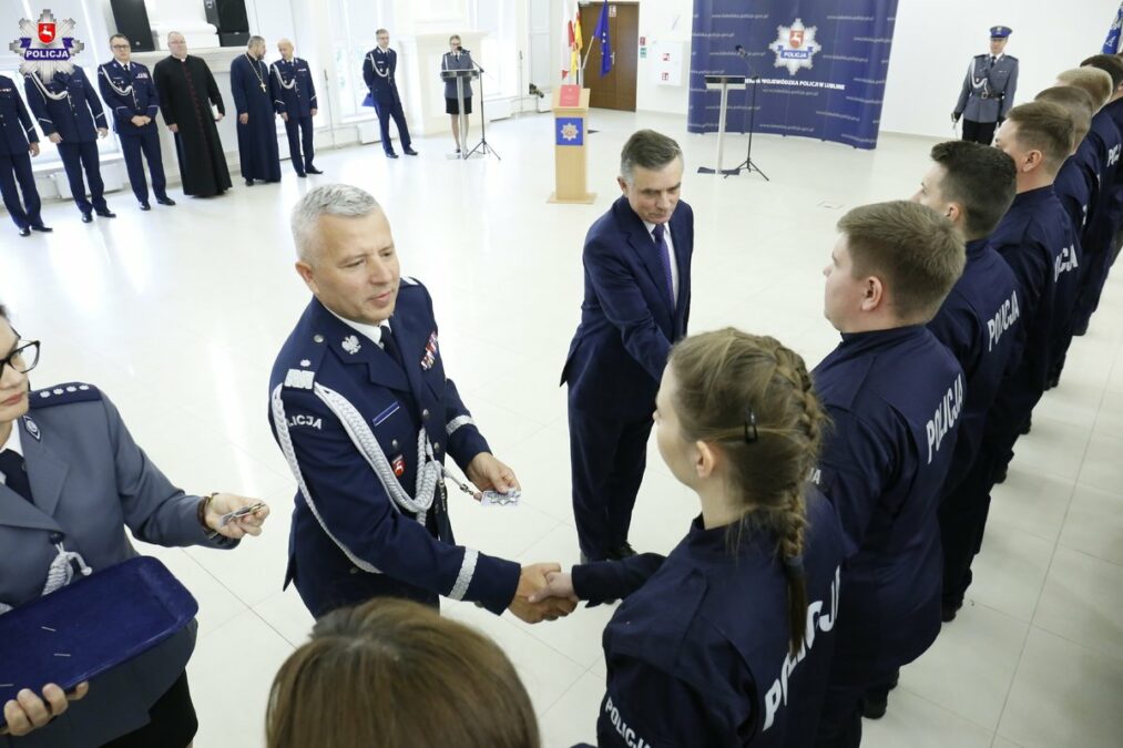 Nowi funkcjonariusze wstąpili w szeregi lubelskiej policji. Uroczyste ślubowanie złożyło 30 młodych adeptów 4 Ślubowanie nowych policjantów w Lublinie