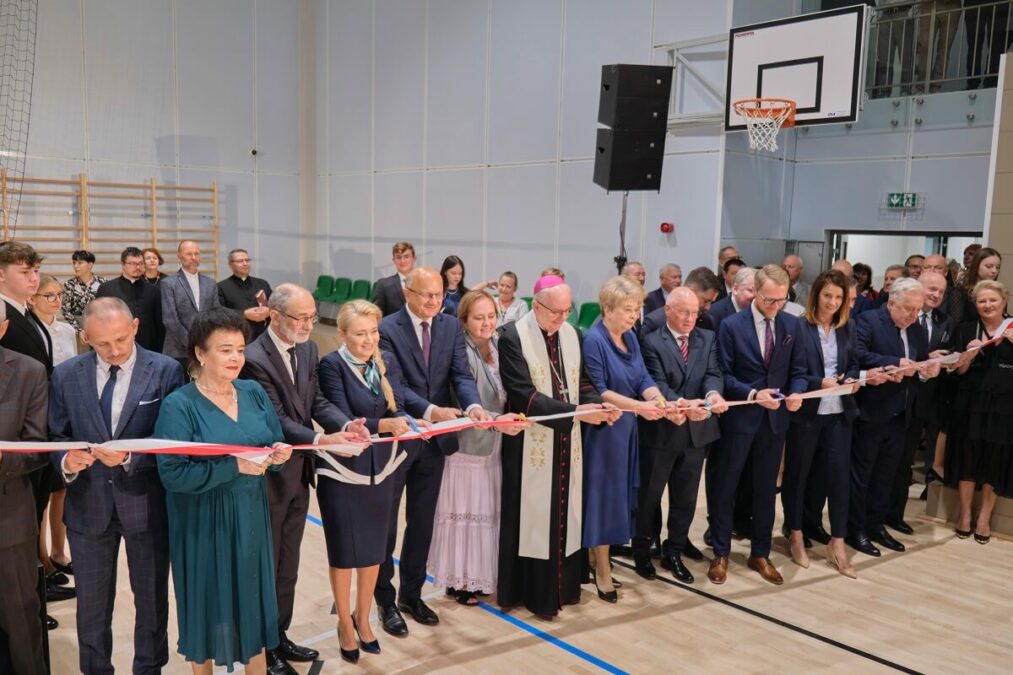Inauguracja roku szkolnego w Lublinie. Licealiści dostali nowoczesną halę sportową i boiska. Zdjęcia z uroczystości 1 Symboliczne przecięcie wstęgi