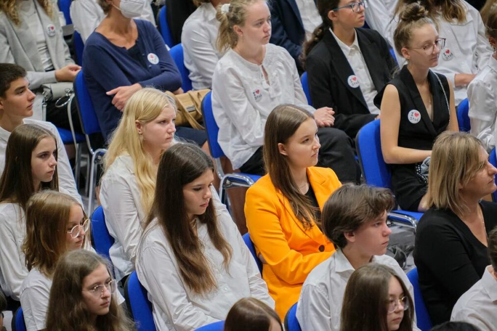 Inauguracja roku szkolnego w Lublinie. Licealiści dostali nowoczesną halę sportową i boiska. Zdjęcia z uroczystości 16 Inauguracja roku szkolnego w Staszicu