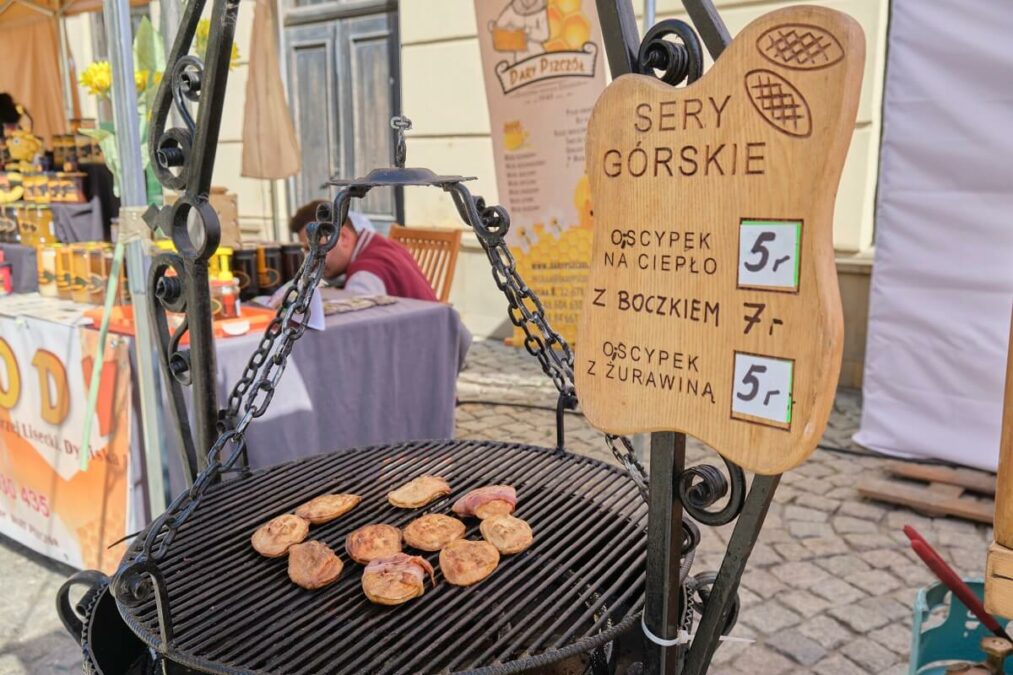 Pajda ze smalcem, tradycyjne wędliny, baklava i inne przysmaki. Trwa Europejski Festiwal Smaku 2022 9 Oscypek - Europejski Festiwal Smaku 2022